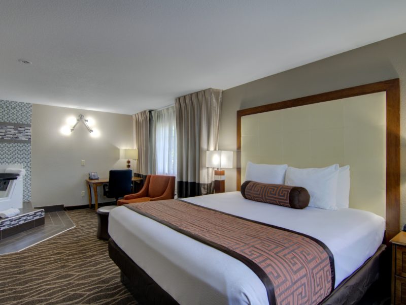hotels near centerville iowa - Westbridge Inn & Suites-min